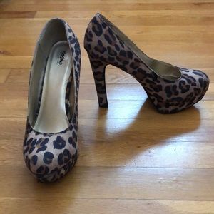 Platform leopard heels